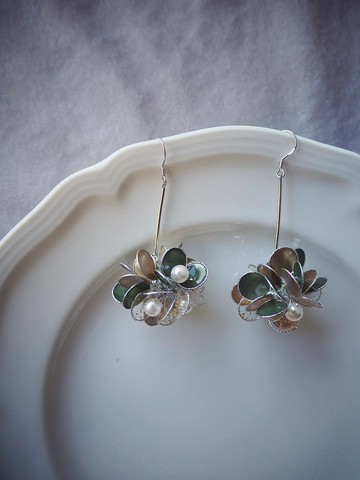 金枝玉葉 綠金 花球垂墜式樹脂耳環