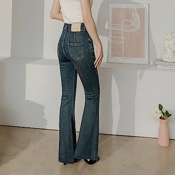 OB嚴選中大尺碼-棉質仿舊洗色不收邊褲腳喇叭牛仔褲《BA7681》