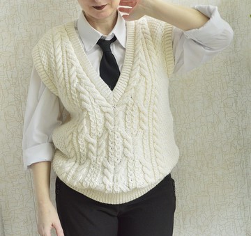 白色針織背心。手工羊毛背心。