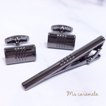 送禮物 現貨商品【焦糖小姐 Ms caramelo】 時尚波浪煙灰色袖扣領帶夾套組 男款
