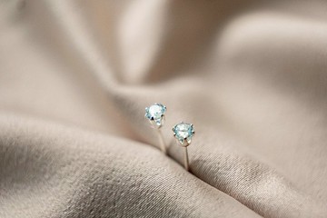 SV925 迷你水藍托帕石單鑽耳環(耳夾) 3mm 皇冠六爪鑲 養耳棒