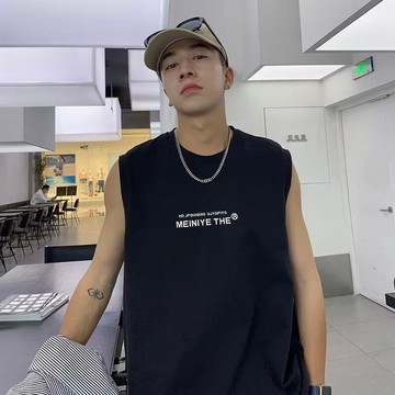 夏季新款坎肩休閒背心男士美式潮流無袖T恤寬鬆薄款健身上衣內搭背心 棉背心 螺紋背心 休閒背心 襯衫背心 黑色背心