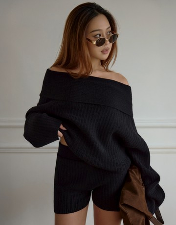 打開衣櫃想都不用想；坑條一字領針織毛衣+針織短褲 兩色