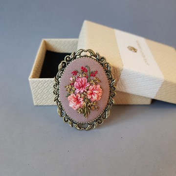 獻給她的絲帶刺繡胸針，刺繡飾品