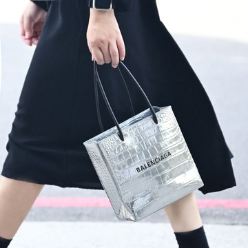 BALENCIAGA 巴黎世家 597858 Shopping XXS 鱷魚壓紋兩用紙袋包.銀