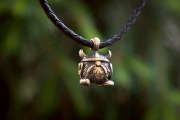 維京人形吊墜。斯堪的納維亞戰士首飾。黑色皮革項鍊。