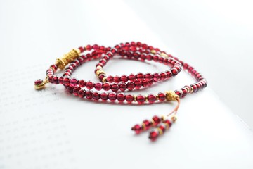 天然純淨體酒紅石榴石手鏈三圈搭配925銀時來運轉開運符 平安喜樂