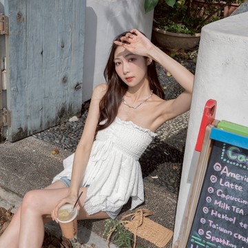 隨風漫步緹花蕾絲不規則下擺綁帶平口上衣 SA253951【現貨】