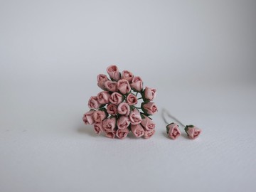 紙花，50 片，尺寸 1x0.8 公分。含苞待放的玫瑰花，灰粉色。