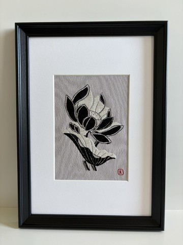 日本刺繡藝術 -墨黑蓮 - 正絹 100% 手繡．已裱框．附作家手工收納盒