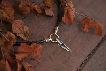 箭頭皮革項鍊。箭頭吊墜。斯堪的納維亞珠寶。給他的禮物