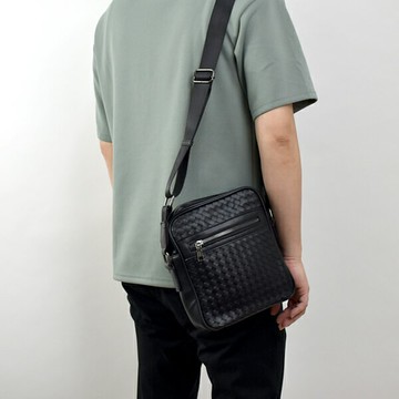 側背包 直式拉鍊袋質感皮革編織小包【NZC51】