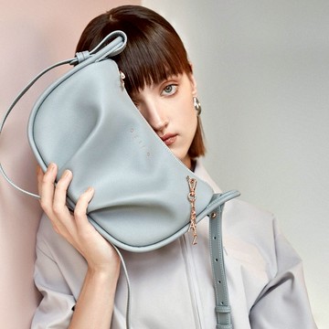 【aziza】LUCIA斜背彎月包-鬱蔥綠AZAXA011A01LE4