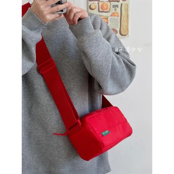 紅色休閑百搭斜挎包日系ins小眾通勤尼龍小包包女復古少女枕頭包