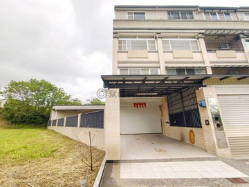 木魚~輕屋齡大坪頂邊間超大地坪溫馨美車墅｜高雄市小港區高坪十五路