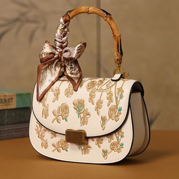 Sp house 玫瑰花精緻刺繡竹節 手提側肩包 斜背包 馬鞍包(米白色)