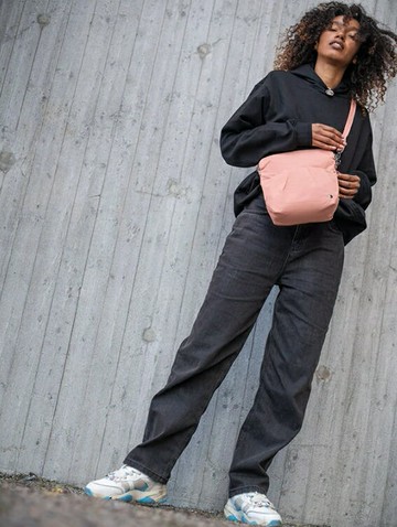 .澳洲《Pacsafe》Citysafe | CX ECONYL Fabric可擴充防盜側背包（5L）20405340玫瑰粉