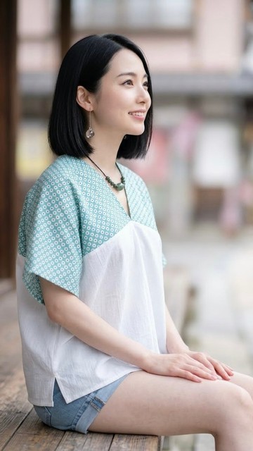 純手作日式藍綠色圓點拼接白色純棉微修身打褶四角衣罩衫