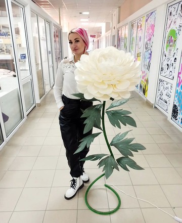 花燈。大花。發光的花。大麗花花。房間裝飾。