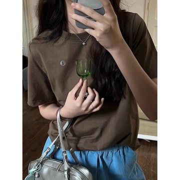 【 𝑭𝒍𝒐𝒘𝒆𝒓𝒔𝒆𝒂】棕色刺繡小胸標 100%純棉 美式復古 正肩短袖T恤女 寬鬆 顯瘦上衣