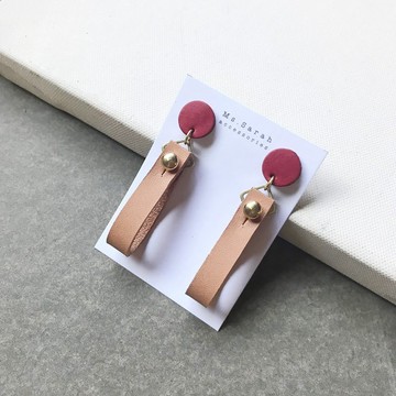 皮革耳環_圓緞帶1號作品_珊瑚紅搭淺棕(可改夾)