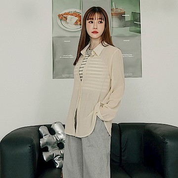 OB嚴選-寬版透膚壓紋後開衩襯衫上衣《AB20069-》