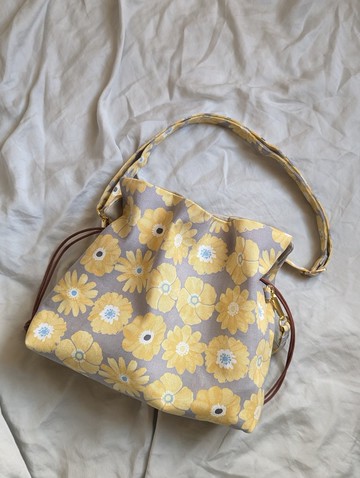 斜揹束口包 /隱式束口包/斜背包包-黃色花花款