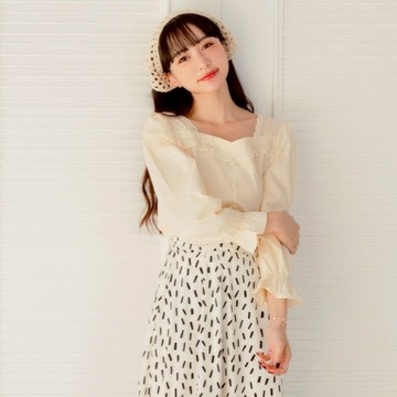 OB嚴選 小V臉．桃心領高含棉蕾絲包釦拋袖上衣 《AB17593》大尺碼/女裝/現貨