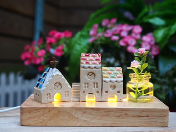 彩繪歐洲糖果屋6件組/(3棟小屋+1小樓梯+1玻璃瓶/花+1木座燈)