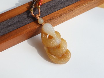 天然新疆糖白和田玉吊墜 黃金糖生肖蛇項鏈 純手工雕刻本命年必備