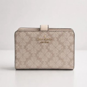 【KATE SPADE】經典幸運草滿版LOGO花瓣防刮壓釦中夾(奶杏色 質感日常款)