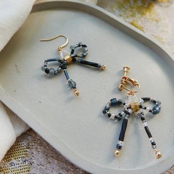 光結耳環 / 蝴蝶結日本御幸珠手做耳環 / 閃耀黑