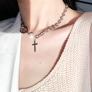 【SoLight鹽青】珍珠緊鎖十字架項鍊 SL265、SL266｜設計 個性 福音飾品｜融合古典優雅和現代精緻於一身，其莊嚴的光澤中彰顯著純淨與高貴，展現出佩戴者的虔誠與內在富足，散發出一種沉靜和力量