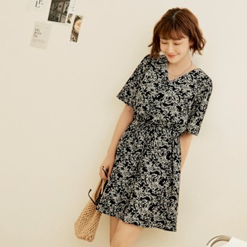 OB嚴選-雪紡Ｖ領印花收腰綁帶傘襬短洋裝《DA9164-》