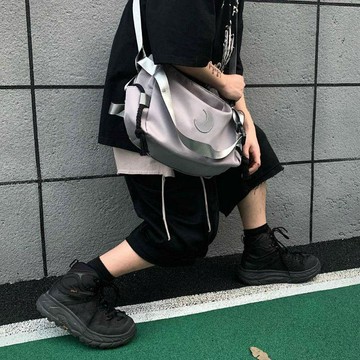 熱銷🎉潮流ins暗黑高街反光月亮戰術單肩斜挎包男女日系百搭工裝郵差包側背包 斜背包 單肩包 斜挎包 韓系側包 輕量化