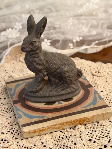 50035-迷人法國古董實心厚重鉛質兔子雕像