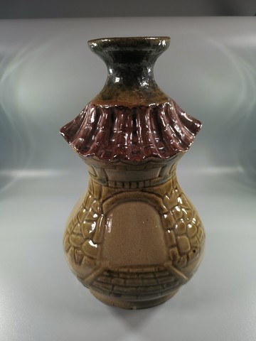 日本 古我知燒 花瓶 酒具，器型如房子造型，屋檐著重咖啡色釉