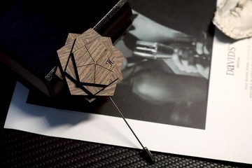 胡桃木質感胸針免費刻字設計簽名禮盒裝