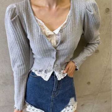 MOCO韓版Chic甜美風假兩件時尚復古蕾絲拼接木耳邊假兩件坑條針織上衣