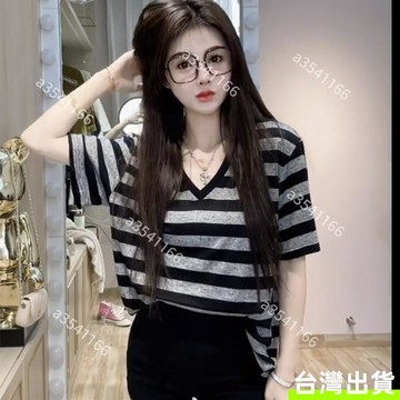 大尺碼短袖女 150KG可穿 慵懶鬆弛感~撞色條紋短袖T恤 氣質V領 寬鬆遮肉 韓版 時髦洋氣 胖MM減齡上衣 條紋短袖