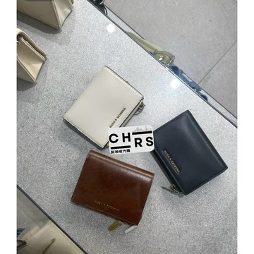 開發票🧾Chrs代購🖤小CK ✨新款 Harmonee 經典金屬logo 小ck短夾 春夏迷你對開式拉鍊短夾 皮夾