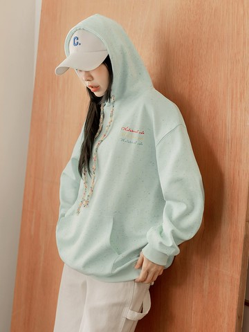 棉質彩點配色刺繡造型寬鬆帽T