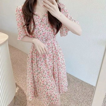 9361 位熟客復購💯夏季新款V領碎花連衣裙女甜美風氣質收腰顯瘦高腰短袖包臀a字裙子LSEN