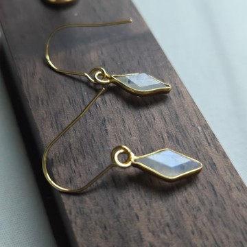 【日本手作】彩虹月光石耳環