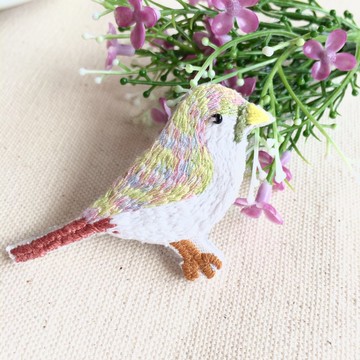 手作刺繡//鳥兒的繽紛春色別針