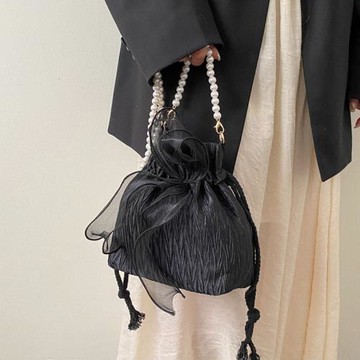 今年流行小眾超火包包女2022新款斜挎包蝴蝶結質感珍珠鏈條水桶包