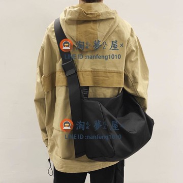男生側背包單肩包日系大容量斜挎包男潮牌休閒男生街頭潮流嘻哈個性學生包包【淘夢屋】