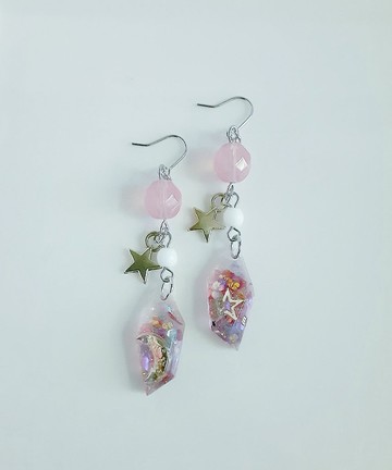 僅有一對。蘊含星辰與彎月的樹脂部件，搭配 Fire Polish 捷克隕石珠的雅緻粉色耳環。時尚設計，精緻禮品，可更換為抗過敏耳針或耳夾。