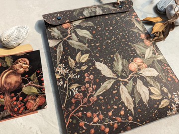 【條紋松鼠與蒴果】小西氏石櫟 / 平板包 紙本收納袋