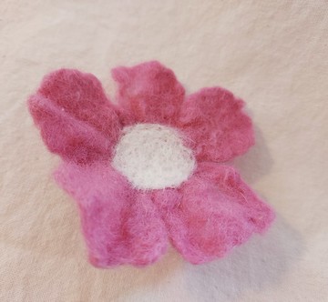 羊毛莓果色花花。別針